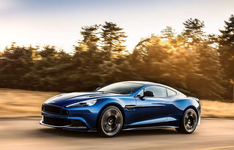 ASTON MARTIN VANQUISH S LATERAL NA PISTA.png